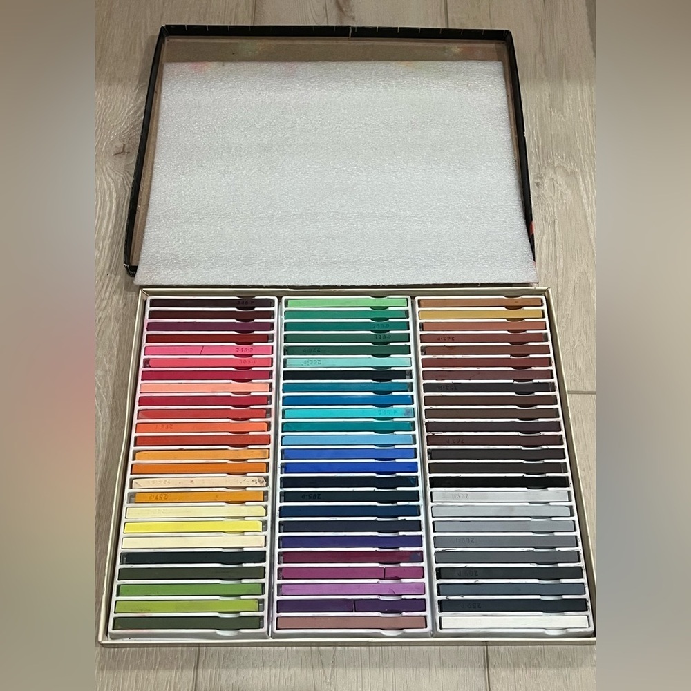 ART SUPPLIES - Picture 2 of 16